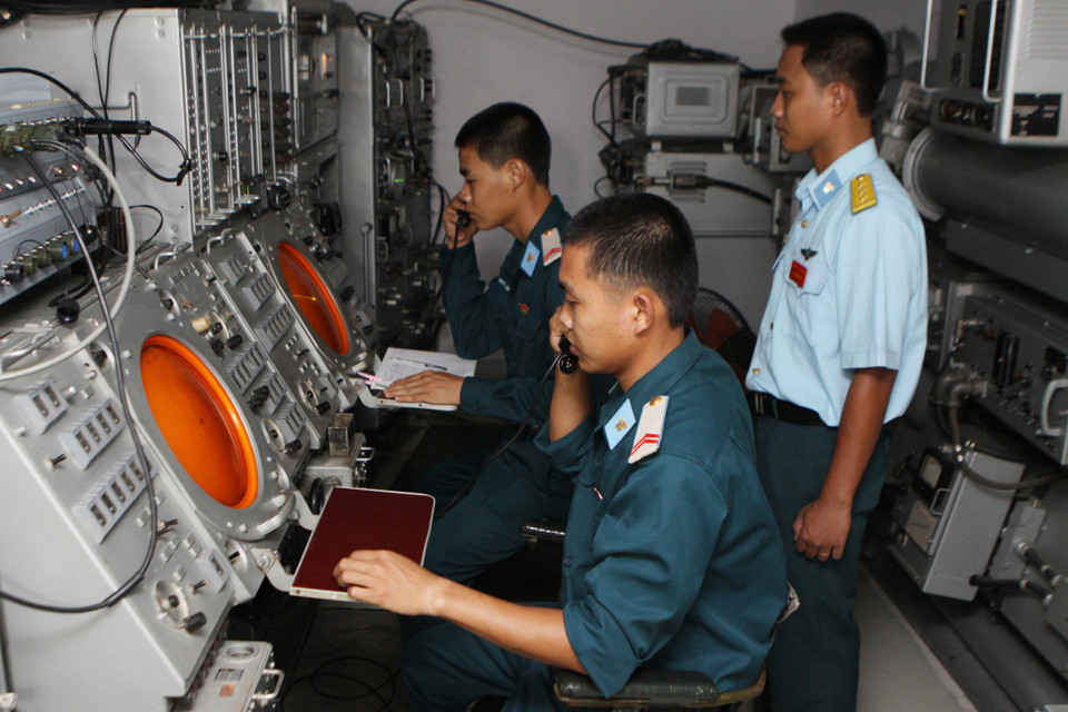 Những chiến sỹ điều khiển tên lửa góp phần quyết định cho thành công của tên lửa khi rời bệ phóng tấn công mục tiêu. (Ảnh: Dương Giang/TTXVN)