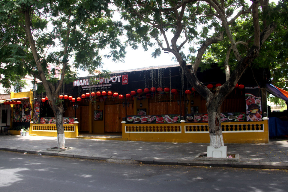 Các hàng quán ở Hội An đều ngừng mọi hoạt động trước giờ thực hiện giãn cách xã hội. (Ảnh: Trịnh Bang Nhiệm/TTXVN)