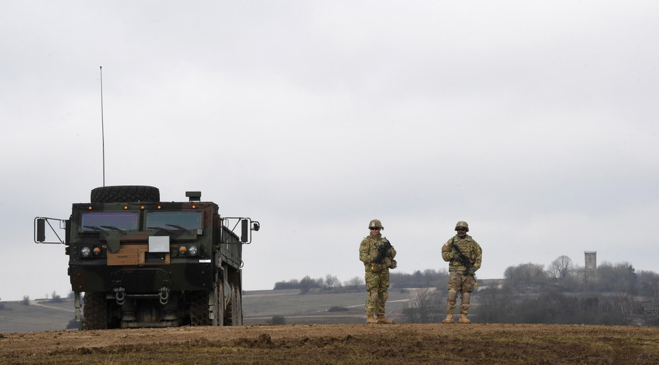 Bộ trưởng Quốc phòng Mỹ Mark Esper ngày 29/7/2020 thông báo Mỹ sẽ giảm 11.900 binh sỹ nước này đồn trú tại Đức và điều chuyển quân sang các nước Italy và Bỉ. Như vậy, tổng số binh sỹ hiện diện tại Đức sẽ còn khoảng 24.000 người. Trong ảnh (tư liệu): Binh sỹ Mỹ tuần tra trước cuộc huấn luyện bắn đạn thật tại căn cứ quân sự ở Grafenwoehr, miền Nam Đức ngày 4/3/2020. (Nguồn: AFP/TTXVN)