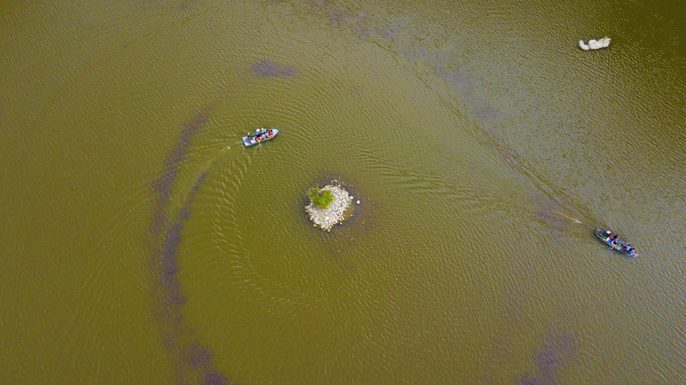 Động Mã Tiên nằm ở lưng chừng núi Mã Tiên thuộc thôn Mã Tiên, xã Yên Đồng (Yên Mô, Ninh Bình). Du khách đi thuyền qua hồ Đồng Thái vào chân núi để lên thăm động Mã Tiên. (Ảnh: Minh Đức/TTXVN)