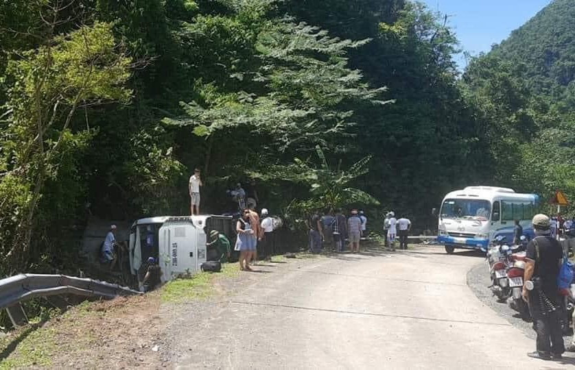 Hiện các cơ quan chức năng huyện Bố Trạch đang tiếp cận hiện trường để cứu hộ cứu nạn và đưa người bị thương đi cấp cứu. (Ảnh: TTXVN phát)