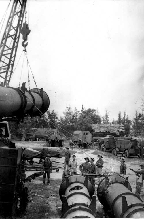 Trung đoàn 236 là đơn vị trực tiếp làm nên chiến thắng trận đầu cho bộ đội tên lửa, ngày 24/7/1965. Khi đó, Tiểu đoàn 63 và Tiểu đoàn 64 đã phóng 2 quả đạn, bắn rới tại chỗ 1 tiêm kích F-4 thuộc loại hiện đại nhất của Mỹ bấy giờ. Trong ảnh: Tổ hợp tên lửa phòng không S-75 Dviva (SAM-2), ký hiệu CA-75 được trang bị cho bộ đội tên lửa từ cuối năm 1963. (Ảnh: TTXVN phát)