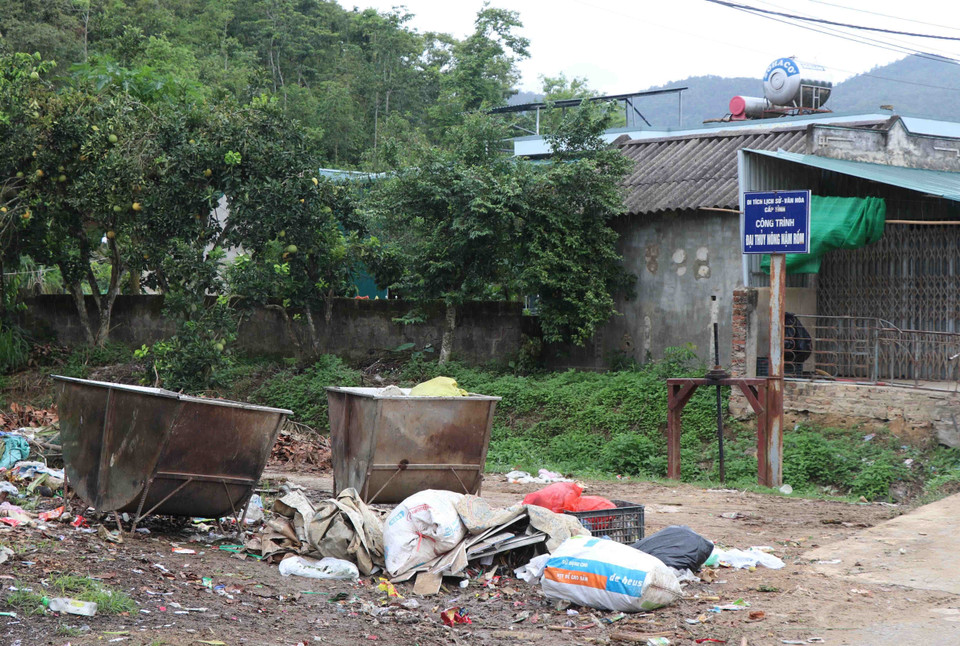 Một điểm tập kết rác thải ngay trên hành lang của kênh hữu Đại thủy nông Nậm Rốm. (Ảnh: Xuân Tiến/TTXVN)