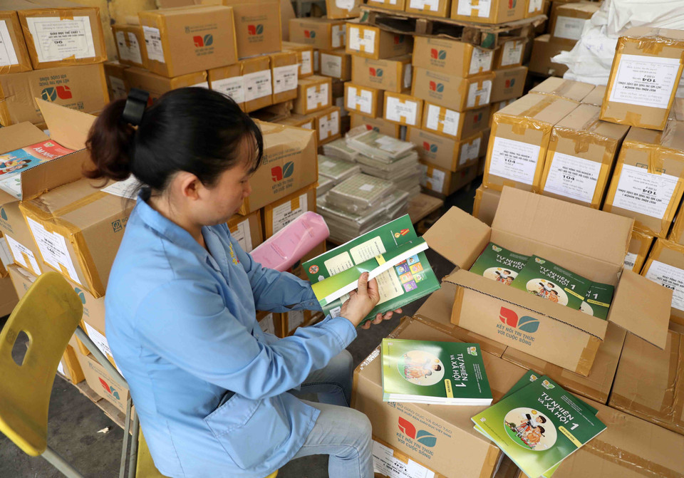 Sách được kiểm soát chặt chẽ từ khâu bản thảo, chế bản giao in, kiểm tra chất lượng in theo quy trình nghiêm ngặt của Nhà xuất bản Giáo dục Việt Nam, không để sách không đảm bảo về chất lượng lưu hành ngoài thị trường. (Ảnh: Thanh Tùng/TTXVN)