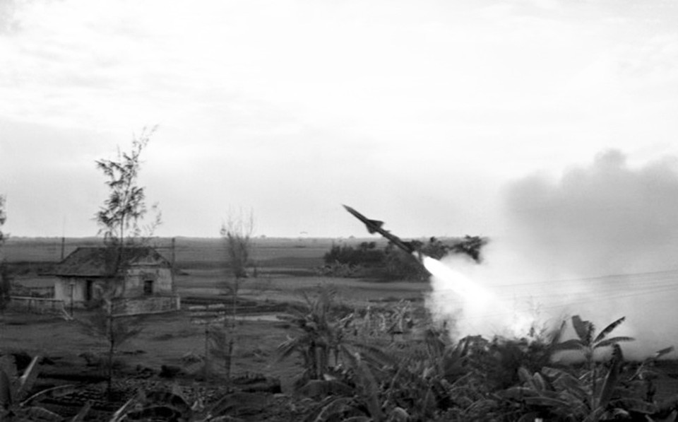 Phân đội X tên lửa bảo vệ Thủ đô - đơn vị đã góp phần bắn rơi chiếc máy bay Mỹ thứ 2.500 trên miền Bắc, luôn chiến đấu ngoan cường, mưu trí, góp phần cùng quân và dân Thủ đô bắn tan xác nhiều máy bay Mỹ. (Ảnh: Nghĩa Dũng/TTXVN)