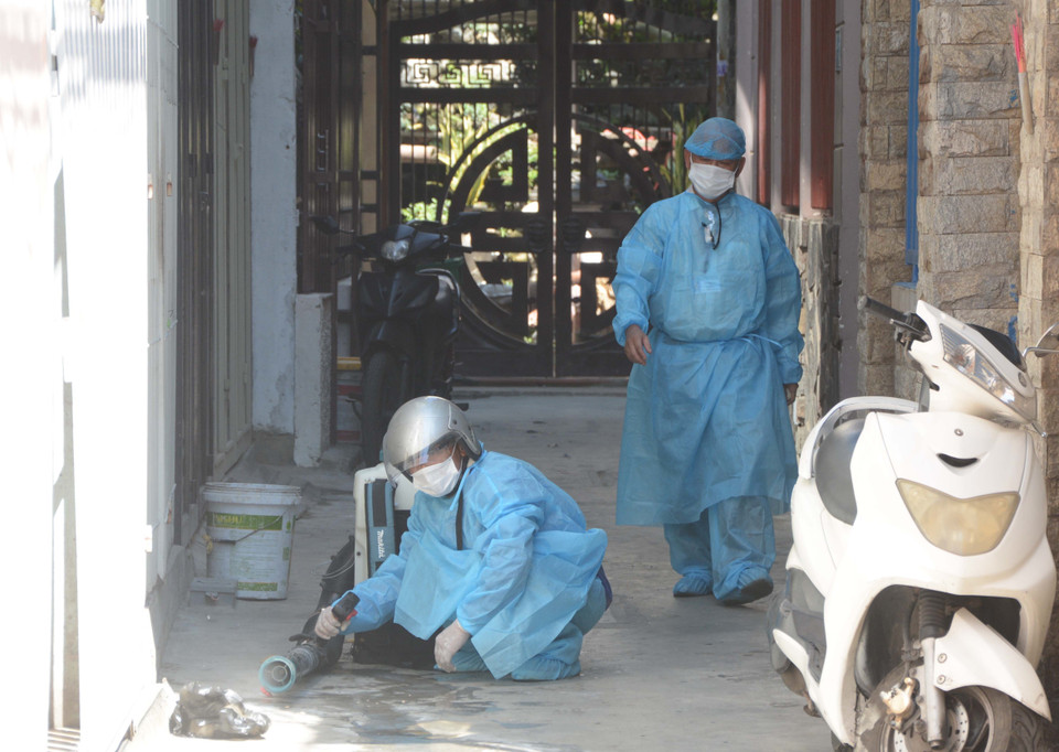 Nhân viên y tế Đà Nẵng phun thuốc khử trùng từng nhà, đường ngõ tại khu vực dân cư nơi bệnh nhân COVID-19 số 418 sinh sống. (Ảnh: Võ Dũng/TTXVN)