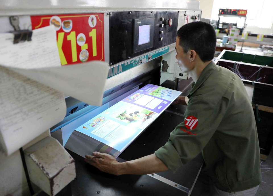 Sách giáo khoa lớp 1 được Nhà xuất bản Giáo dục Việt Nam triển khai in tại các nhà in có trang thiết bị hiện đại, công nghệ tiên tiến để đảm bảo chất lượng, tiến độ. (Ảnh: Thanh Tùng/TTXVN)