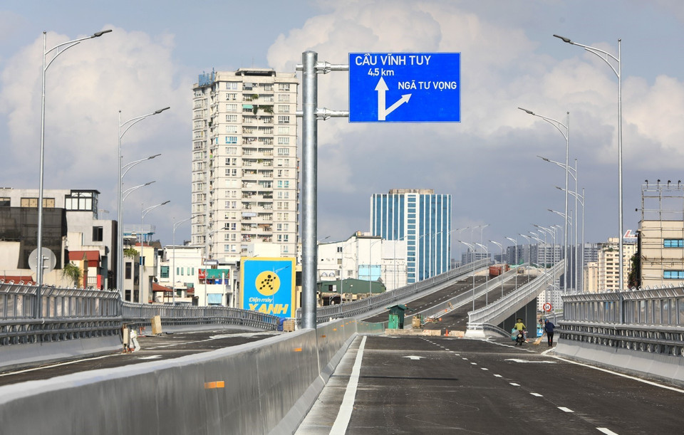 Biển báo, sơn kẻ đường, lan can hộ làn đang được các đơn vị hoàn thiện. (Ảnh: Thành Đạt/TTXVN)