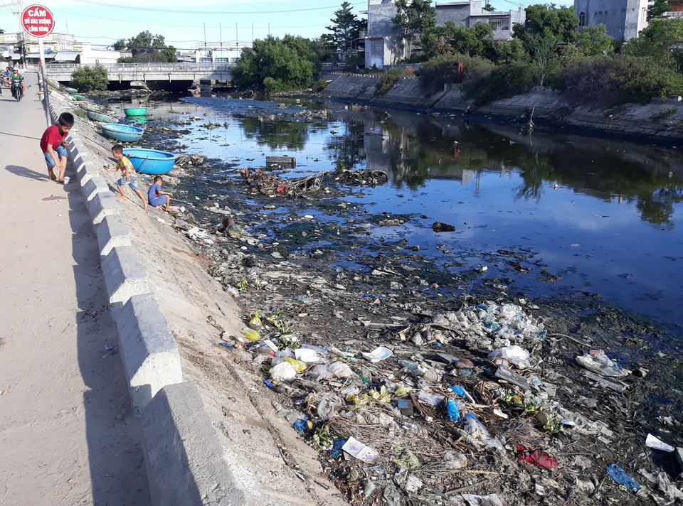 Khu vực kênh chảy qua địa phận phường Mỹ Đông (thành phố Phan Rang-Tháp Chàm, Ninh Thuận) bị ô nhiễm nặng do rác thải. (Ảnh: Nguyễn Thành/TTXVN)