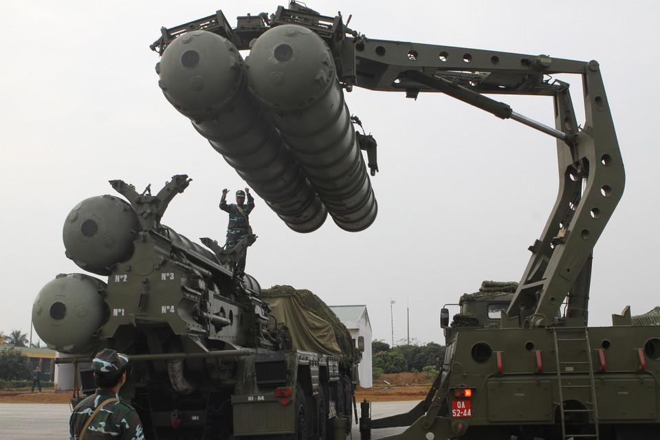 Ngày nay, Bộ đội Tên lửa được Đảng, Nhà nước đầu tư tiến thẳng lên hiện đại; trong đó có hệ thống tên lửa phòng không S-300 hiện đại, sẵn sàng bảo vệ vững chắc vùng trời, chủ quyền biển, đảo của Tổ quốc. (Ảnh: Trọng Đức/TTXVN)