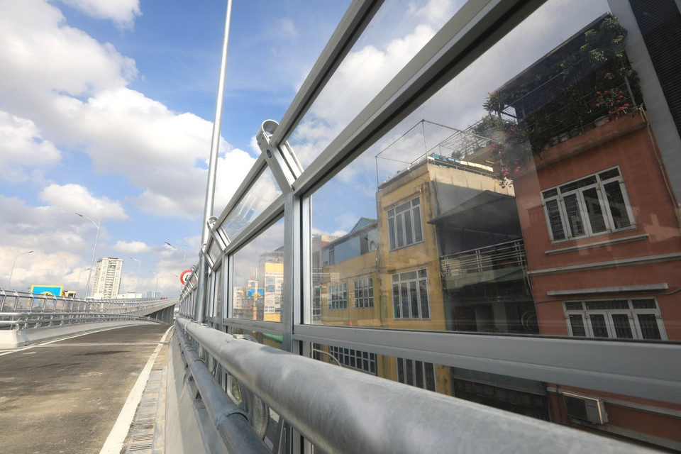 Một trong những điểm nổi bật của tuyến đường này là hai bên thành được lắp kính chống ồn trong suốt. (Ảnh: Thành Đạt/TTXVN)