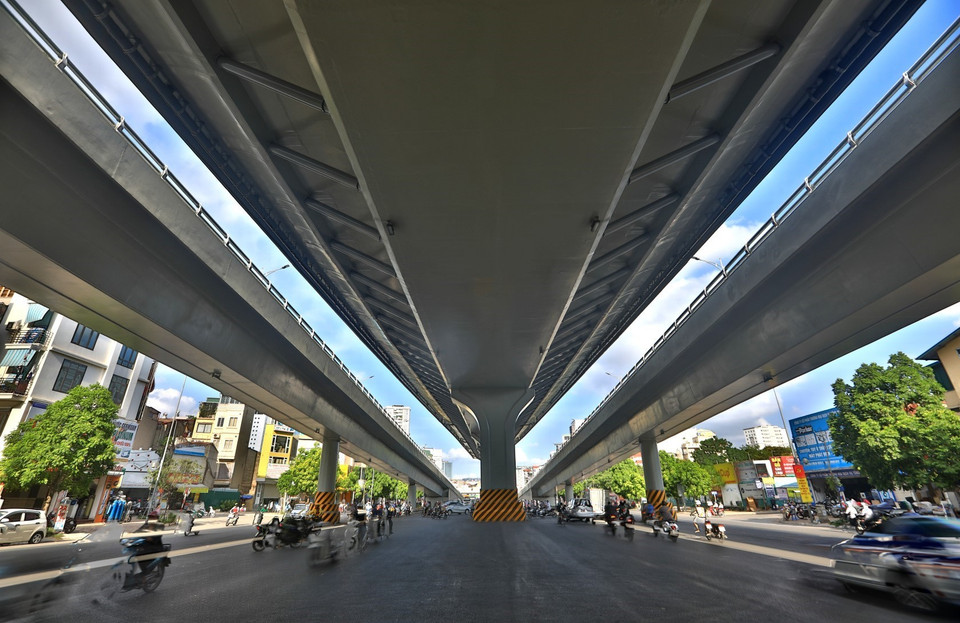 Đây cũng là dự án đường trên cao đầu tiên ở Hà Nội sử dụng công nghệ thi công cầu bêtông cốt thép trên đà giáo di động, đổ dầm trực tiếp và không phải vận chuyển dầm bêtông bằng xe hạng nặng tới công trình. (Ảnh: Thành Đạt/TTXVN)