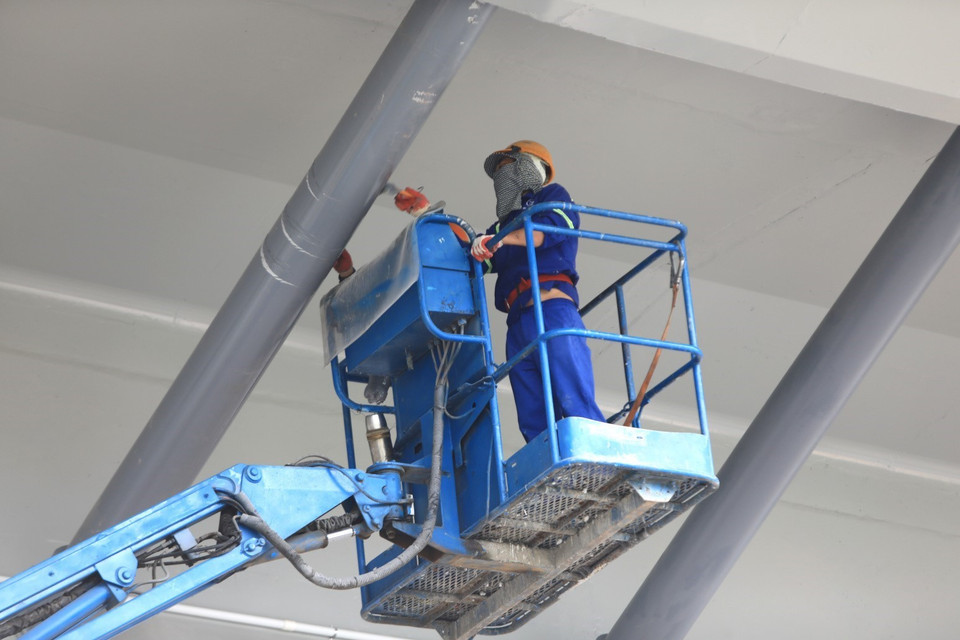 Công nhân đang hoàn thiện những công đoạn cuối chuẩn bị cho ngày thông xe. (Ảnh: Thành Đạt/TTXVN)