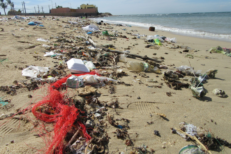 Rác thải tại khu vực ven biển huyện Ninh Hải, Ninh Thuận. (Ảnh: Nguyễn Thành/TTXVN)