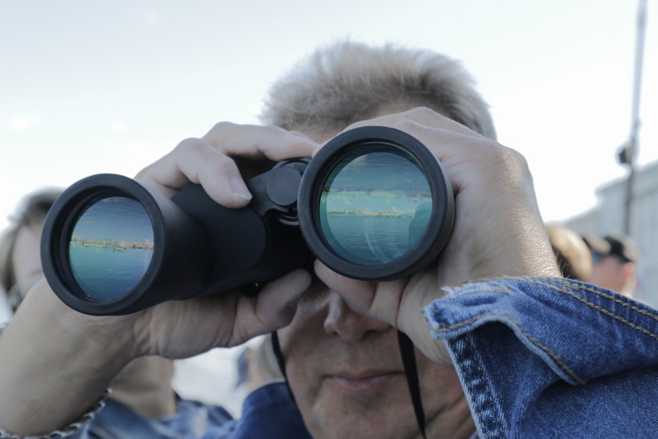 Người dân quan tâm theo dõi cuộc diễu binh của Hải quân Nga. (Ảnh: Trần Hiếu/TTXVN)