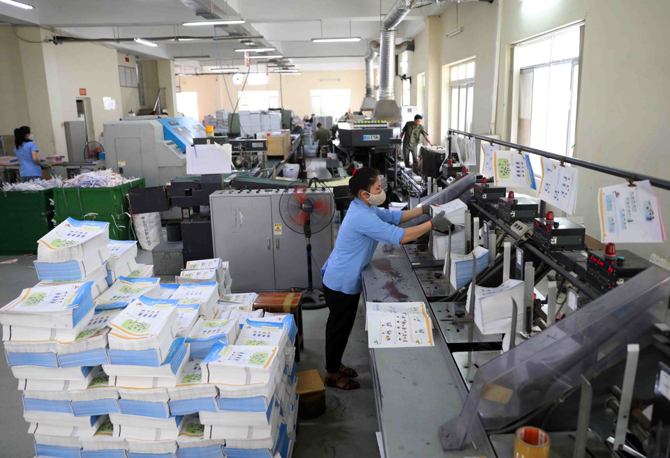 Sách giáo khoa lớp 1 được Nhà xuất bản Giáo dục Việt Nam triển khai in tại các nhà in có trang thiết bị hiện đại, công nghệ tiên tiến để đảm bảo chất lượng, tiến độ. (Ảnh: Thanh Tùng/TTXVN)