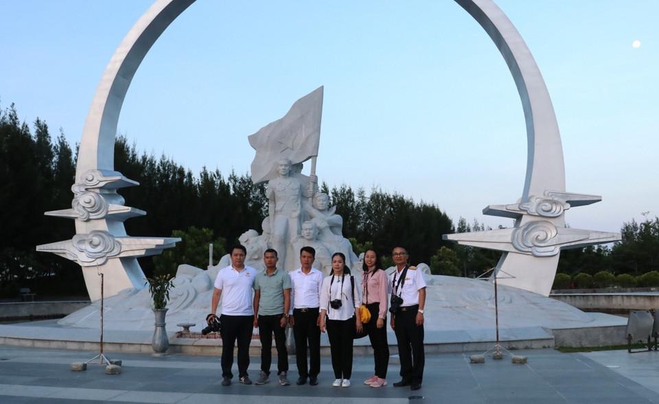 Người dân đến dâng hương và tham quan tại khu tưởng niệm chiến sỹ Gạc Ma tại xã Cam Hải Đông, huyện Cam Lâm, tỉnh Khánh Hòa. (Ảnh: Sỹ Tuyên-Thắng Trung-Phan Sáu/TTXVN)