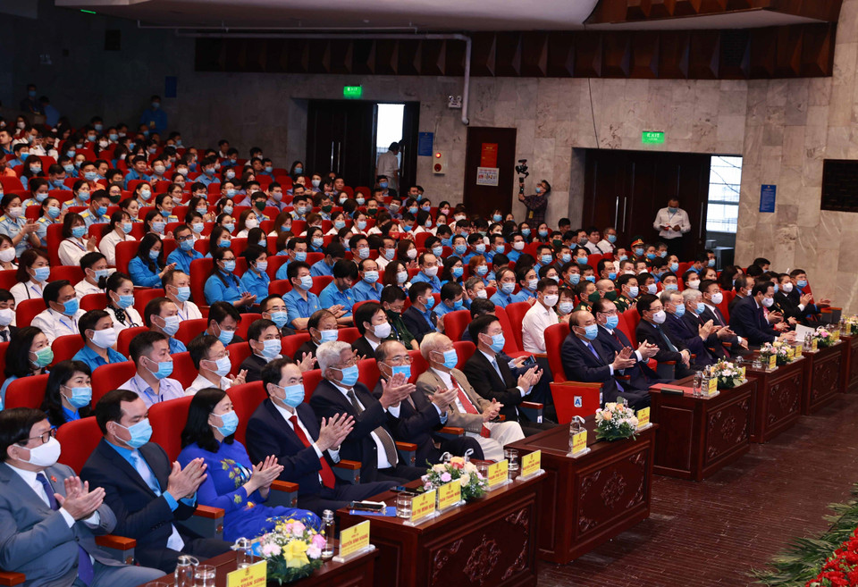 Chủ tịch nước Nguyễn Xuân Phúc cùng các vị lãnh đạo, nguyên lãnh đạo Đảng và Nhà nước tham dự buổi lễ. (Ảnh: Thống Nhất/TTXVN)