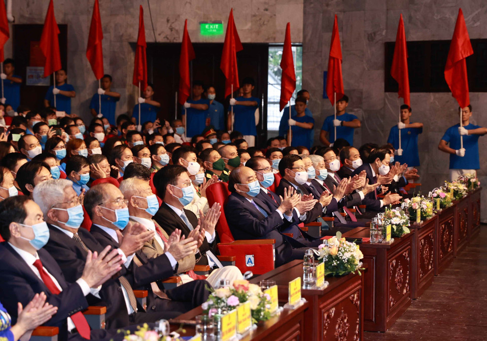 Chủ tịch nước Nguyễn Xuân Phúc cùng các vị lãnh đạo, nguyên lãnh đạo Đảng và Nhà nước tham dự buổi lễ. (Ảnh: Thống Nhất/TTXVN)