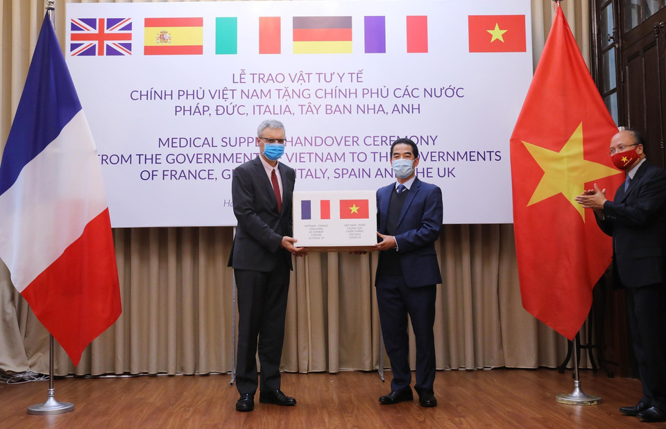 Thừa ủy quyền của Thủ tướng Chính phủ, Thứ trưởng Bộ Ngoại giao Tô Anh Dũng trao hàng hỗ trợ phòng chống COVID-19 của Việt Nam đến Đại sứ Cộng hòa Pháp tại Việt Nam Nicolas Warnery (7/4/2020). (Ảnh: Lâm Khánh/TTXVN)