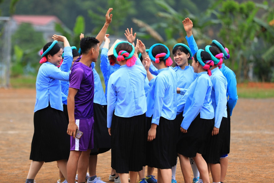 Đội bóng đá nữ thôn Nà Ếch, xã Húc Động bày tỏ quyết tâm trước trận đấu. (Ảnh: Thành Đạt/TTXVN)