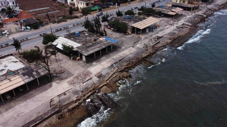 Tuyến đê biển Thịnh Long thuộc thị trấn Thịnh Long, huyện Hải Hậu bị hư hỏng nặng do bão những năm trước, hiện vẫn chưa bố trí được nguồn vốn để sửa chữa, khôi phục. (Ảnh: Vũ Sinh/TTXVN)