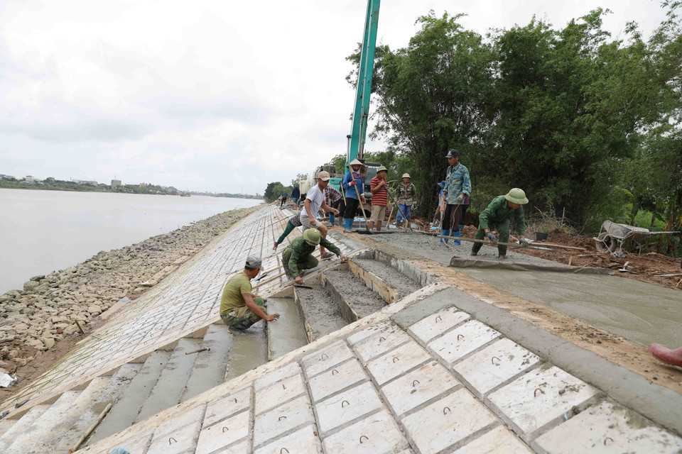 Kè An Lá (từ k4+800 - k5+943) thuộc tuyến đê tả Đào, xã Nghĩa An, huyện Nam Trực đang được triển khai thi công, hiện đã hoàn thành khoảng 60% khối lượng. (Ảnh: Vũ Sinh/TTXVN)