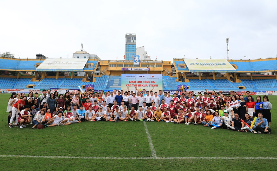 Các thế hệ lãnh đạo, cán bộ, phóng viên, biên tập viên, nhân viên TTXVN chụp ảnh lưu niệm trước trận đấu. (Ảnh: Thành Đạt/TTXVN)