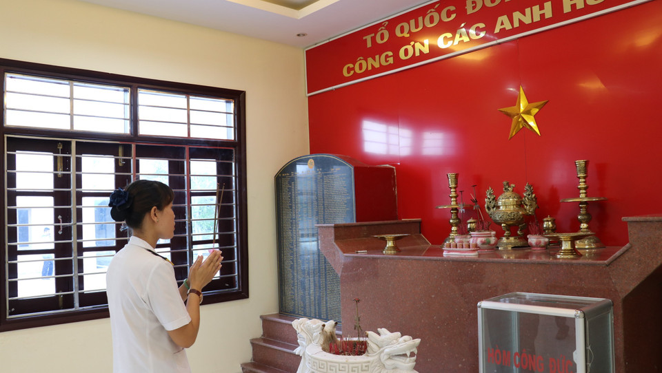 33 năm trước, liệt sỹ, Anh hùng lực lượng vũ trang nhân dân Trần Văn Phương cùng 64 đồng đội đã anh dũng hy sinh để bảo vệ đảo Gạc Ma thuộc quần đảo Trường Sa. 33 năm sau, tiếp nối truyền thống anh hùng của liệt sỹ Trần Văn Phương và các chiến sỹ Gạc Ma năm xưa, thượng úy Trần Thị Thủy, người con gái duy nhất của liệt sỹ Trần Văn Phương - cán bộ thuộc Lữ đoàn 146, Bộ Tư lệnh Vùng 4 Hải quân đang ra sức phấn đấu, vượt lên khó khăn, cùng đồng đội chắc tay súng giữ gìn chủ quyền biển đảo thiêng liêng của Tổ quốc. (Ảnh: Sỹ Tuyên-Thắng Trung-Phan Sáu/TTXVN)