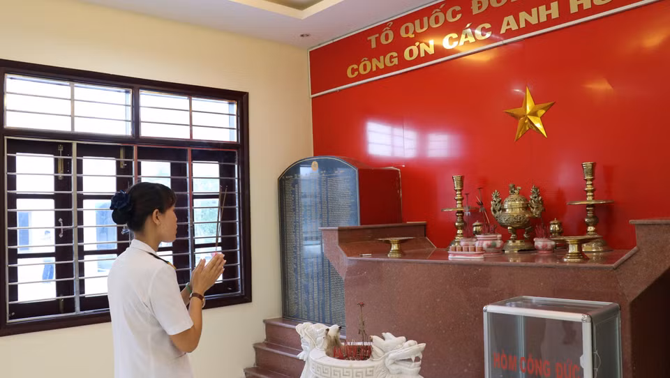 33 năm trước, liệt sỹ, Anh hùng lực lượng vũ trang nhân dân Trần Văn Phương cùng 64 đồng đội đã anh dũng hy sinh để bảo vệ đảo Gạc Ma thuộc quần đảo Trường Sa. 33 năm sau, tiếp nối truyền thống anh hùng của liệt sỹ Trần Văn Phương và các chiến sỹ Gạc Ma năm xưa, thượng úy Trần Thị Thủy, người con gái duy nhất của liệt sỹ Trần Văn Phương - cán bộ thuộc Lữ đoàn 146, Bộ Tư lệnh Vùng 4 Hải quân đang ra sức phấn đấu, vượt lên khó khăn, cùng đồng đội chắc tay súng giữ gìn chủ quyền biển đảo thiêng liêng của Tổ quốc. (Ảnh: Sỹ Tuyên-Thắng Trung-Phan Sáu/TTXVN)