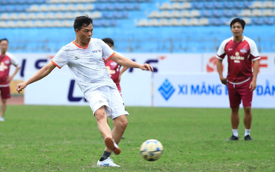 Pha sút Penalty thành công của tiền vệ Nhan Sáng, gỡ hòa 1-1 cho đội Truyền Thống. (Ảnh: Thành Đạt/TTXVN)