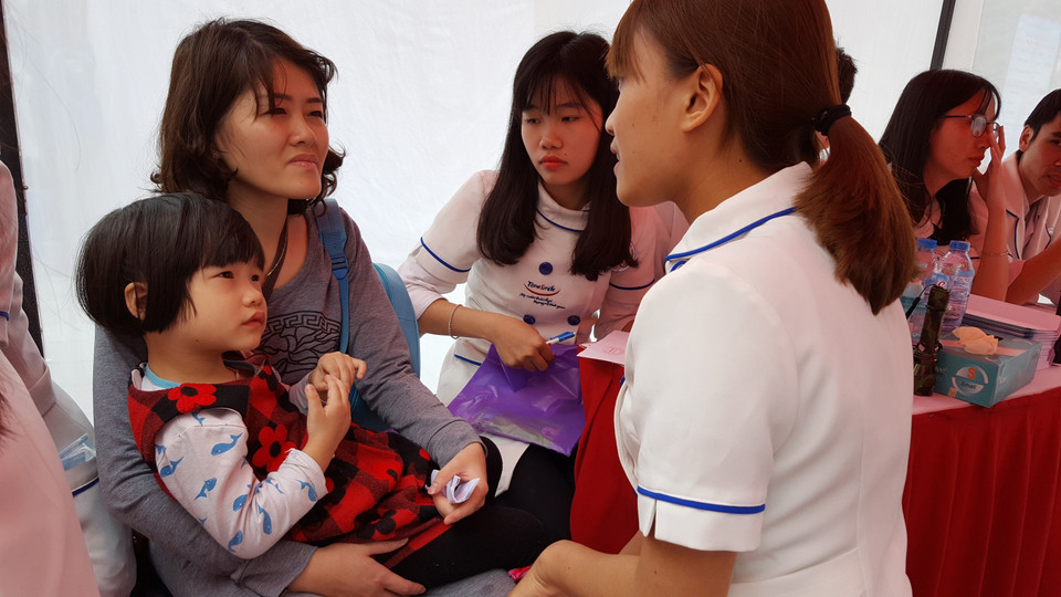 Khám, tư vấn sức khỏe cho trẻ tự kỷ trong Ngày hội Vòng tay yêu thương lần thứ ba, do Cung thiếu nhi Hà Nội tổ chức (2/4/2017). (Ảnh: Kim Anh/TTXVN)