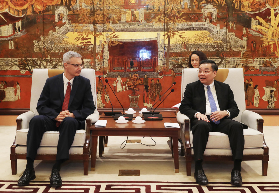 Chủ tịch Ủy ban Nhân dân Thành phố Hà Nội Chu Ngọc Anh tiếp Đại sứ Cộng hòa Pháp tại Việt Nam Nicolas Warnery (1/4/2021). (Ảnh: Lâm Khánh/TTXVN)