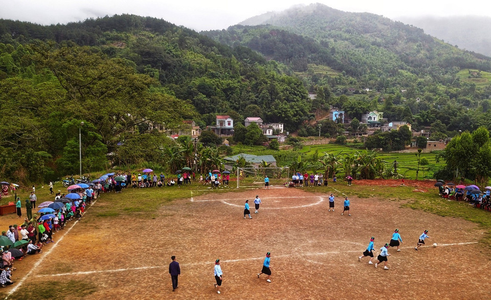 Thi đấu trên sân đất, xung quanh là ruộng bậc thang, núi non trùng điệp cũng là một điểm ấn tượng của Giải bóng đá nữ xã Húc Động (huyện Bình Liêu, tỉnh Quảng Ninh). (Ảnh: Thành Đạt/TTXVN)