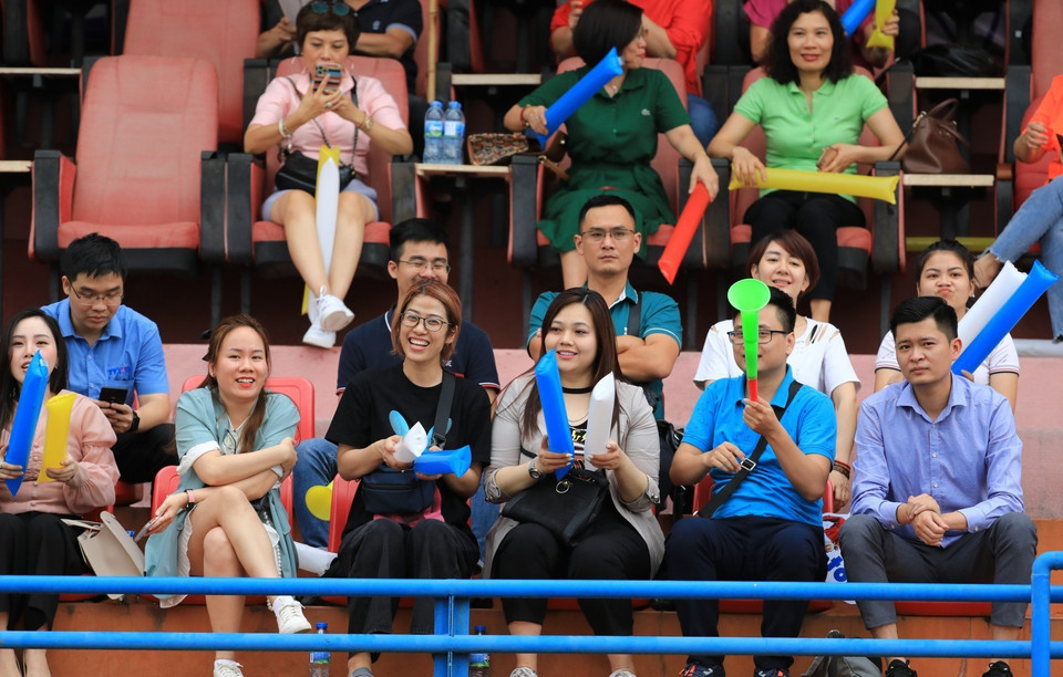 Các cổ động viên ra sân cổ vũ nhiệt tình cho cả 2 đội. (Ảnh: Thành Đạt/TTXVN)