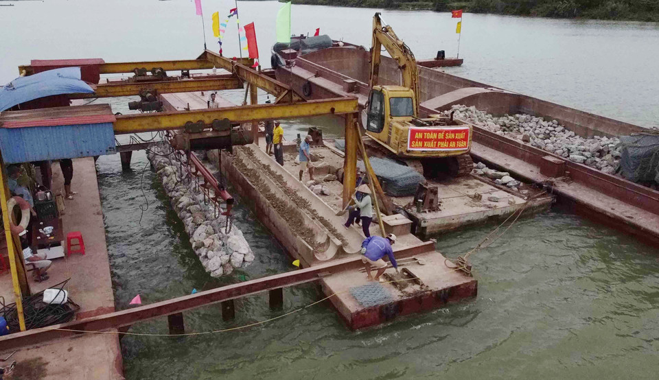 Từ cuối tháng 12/2020, tỉnh Nam Định triển khai xử lý khẩn cấp đoạn kè Quy Phú (từ k 177+900 - k180+050) bị sạt lở nặng, thuộc tuyến đê Hữu Hồng, xã Nam Hồng, huyện Nam Trực. Đến nay, công trình đã hoàn thành khoảng 60% khối lượng. (Ảnh: Vũ Sinh/TTXVN)