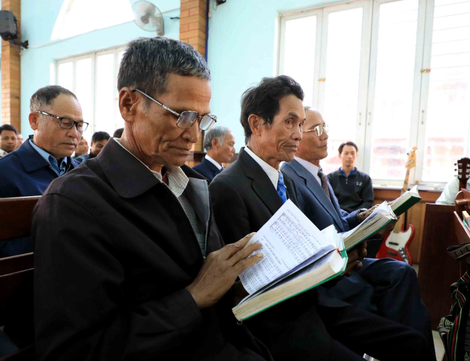 Nghe giảng kinh nâng cao nhận thức về tư tưởng kính Chúa, yêu nước, yêu thương lẫn nhau. (Ảnh: Nhật Anh/TTXVN)