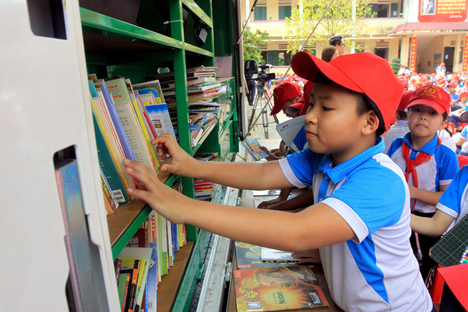 Học sinh trường Tiểu học An Đồng (Quỳnh Phụ, Thái Bình) chọn sách từ thư viện lưu động. (Ảnh: Thế Duyệt/TTXVN)