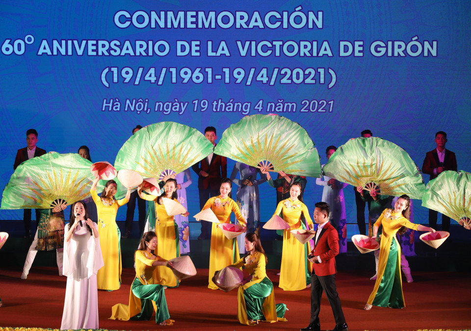 Tiết mục văn nghệ tại buổi lễ. (Ảnh: Văn Điệp/TTXVN)