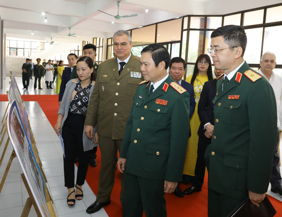 Các đại biểu tham quan trưng bày ảnh tại buổi lễ. (Ảnh: Văn Điệp/TTXVN)