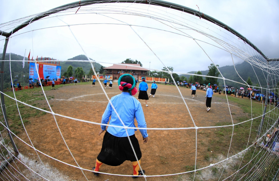 Giải bóng đã nữ thi đấu theo thể thức sân 7 người, mỗi trận đấu kéo dài 40 phút và các nữ cầu thủ đều mặc váy truyền thống của dân tộc Sán Chỉ nên khi các đội gặp nhau sẽ phải mặc áo màu xanh đậm, nhạt để dễ phân biệt. (Ảnh: Thành Đạt/TTXVN)