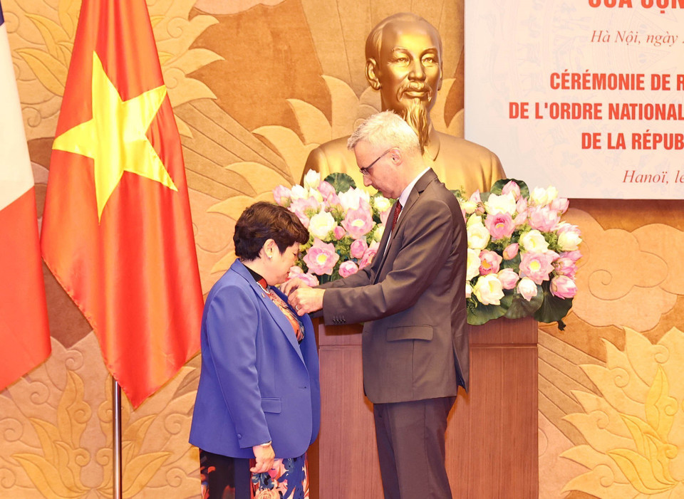 Lễ trao Huân chương Bắc Đẩu Bội tinh của Cộng hòa Pháp cho bà Nguyễn Thúy Anh, Ủy viên Trung ương Đảng, Ủy viên Ủy ban Thường vụ Quốc hội, Chủ nhiệm Ủy ban Về các vấn đề xã hội của Quốc hội (22/3/2021). (Ảnh: Trọng Đức/TTXVN)