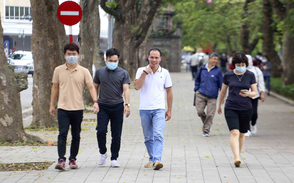 Một bộ phân người dân vẫn chưa nghiêm túc trong việc đeo khẩu trang. (Ảnh: Tuấn ĐứcTTXVN