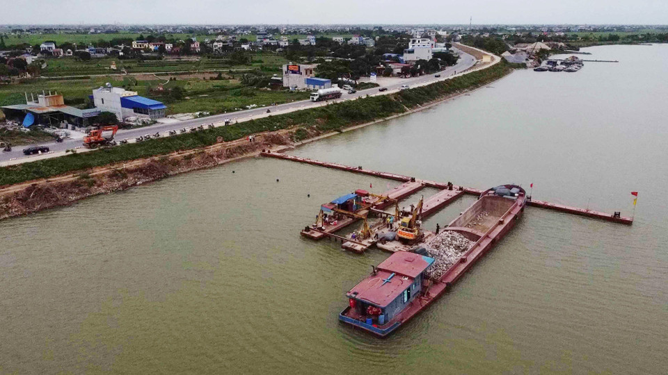 Từ cuối tháng 12/2020, tỉnh Nam Định triển khai xử lý khẩn cấp đoạn kè Quy Phú (từ k177+900 - k180+050) bị sạt lở nặng 3 đoạn, thuộc tuyến đê Hữu Hồng, xã Nam Hồng, huyện Nam Trực. Đến nay, công trình đã hoàn thành khoảng 60% khối lượng. (Ảnh: Vũ Sinh/TTXVN)