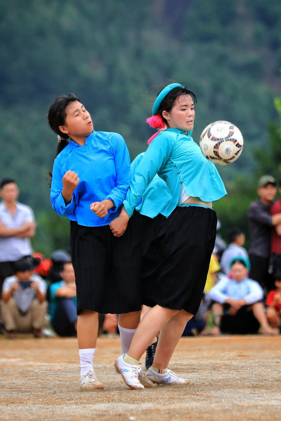 Chứng kiến trận đấu, du khách sẽ thấy được vẻ đẹp duyên dáng cũng như nét cá tính, tinh thần thể thao của những cô gái dân tộc Sán Chỉ mặc váy, vấn khăn đá bóng. (Ảnh: Thành Đạt/TTXVN)