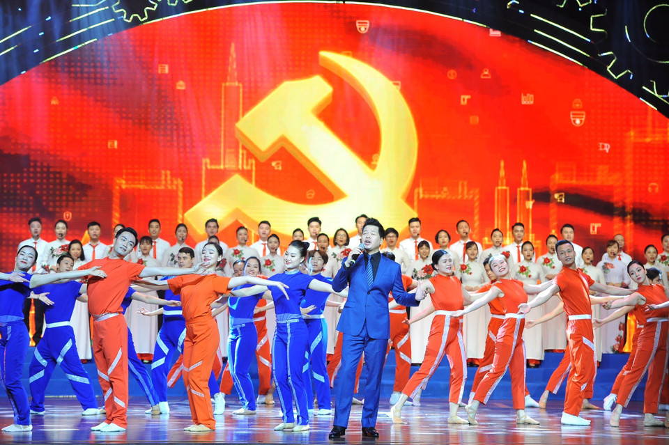 Chương trình văn nghệ chào mừng buổi lễ. (Ảnh: Minh Đức/TTXVN)