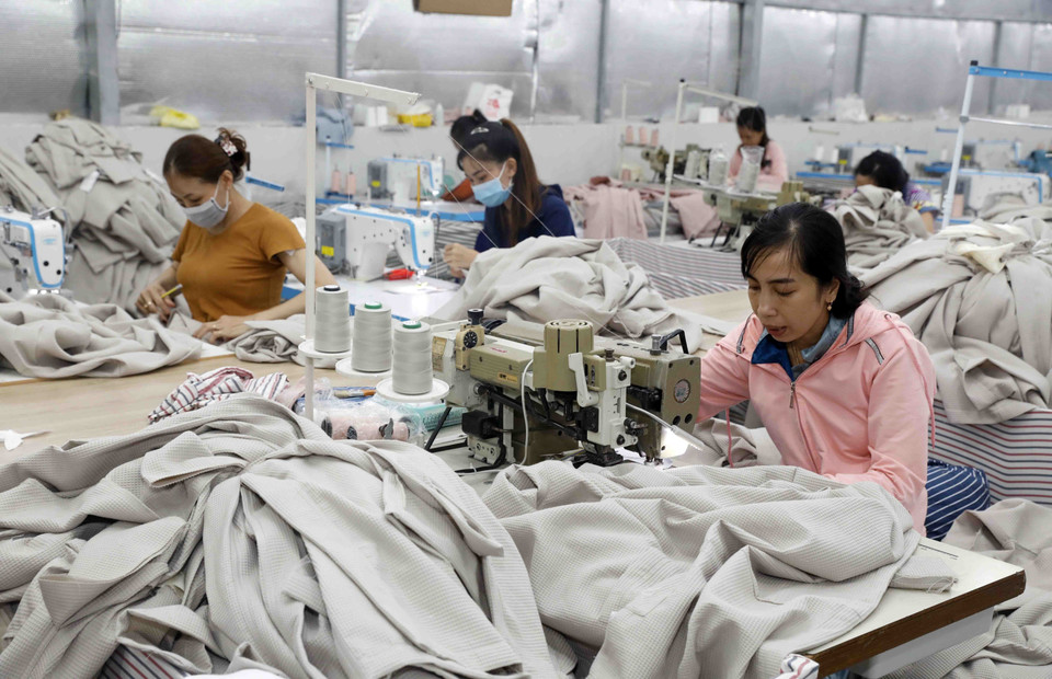 Hàng hóa của Việt Nam xuất khẩu sang Pháp tương đối phong phú, đa dạng, bao gồm: giầy dép; dệt may; đồ gia dụng; hàng nông, lâm, thuỷ sản; đồ điện, điện tử...Trong ảnh: May hàng xuất khẩu tại công ty trách nhiệm hữu hạn Hưng Lộc, thị trấn Thới Lai (Cần Thơ). (Ảnh: Trần Việt/TTXVN)