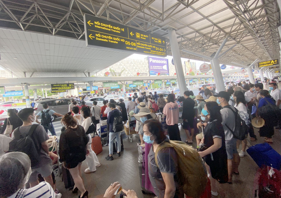 Trong chiều 29/4/2021, lượng hành khách dồn về sân bay Tân Sơn Nhất rất đông. (Ảnh: Tiến Lực/TTXVN)