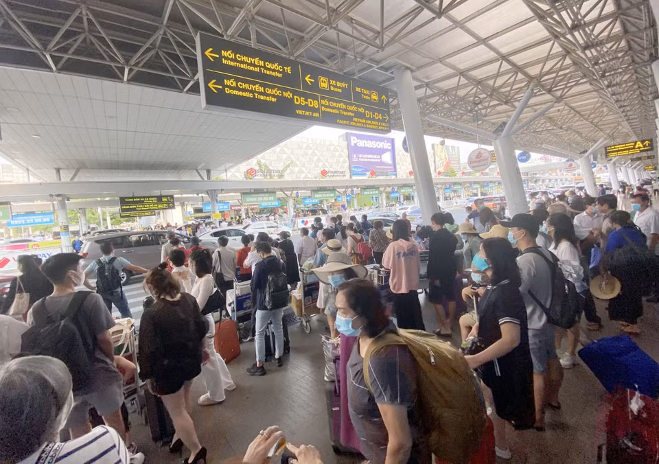 Trong chiều 29/4/2021, lượng hành khách dồn về sân bay Tân Sơn Nhất rất đông. (Ảnh: Tiến Lực/TTXVN)