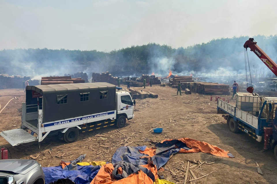 Cháy khu vực chứa gỗ trong Chi cục Hải quan Hoàng Diệu (Bình Phước), thiêu rụi khối lượng lớn gỗ và một số kho chứa. (Nguồn: TTXVN)
